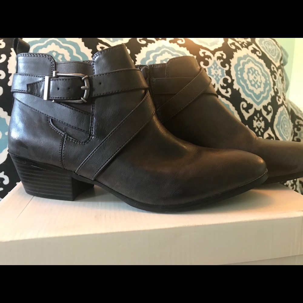 Women’s Style & Co Short Boots Size 9